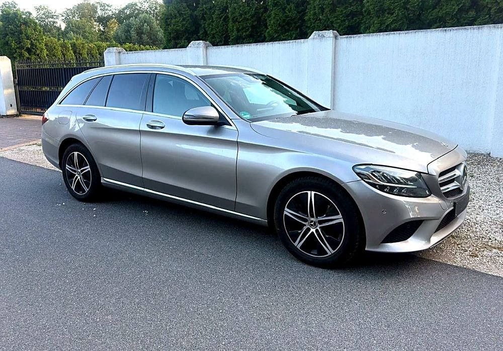 Mercedes Classe C break de votre VTC à Cergy, vue de trois-quarts avant